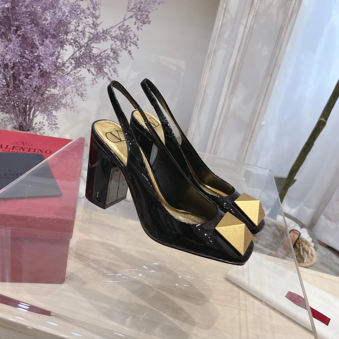 👟👟Ex-factory price 440👟👟 Genuine leather sole +40 Valentino Valentino 2023 spring and summer new product [Pyramid] large spike shoes are new☑️ ———————————— Valentino Garavani’s classic “Roman Stud” series debuts in a new interpretation! The latest golden big rivet element is full of high-end sense! Extremely fashionable ~ Upper: Original custom-made cow patent leather Lining: Original high-gloss imported sheepskin lining Outsole: Italian genuine leather Outsole: Wear-resistant rubber sole Size: 34-42 (34 and 42 are custom-made and non-refundable) Heel height: [8.5cm] - [6cm] (2 heel height options)